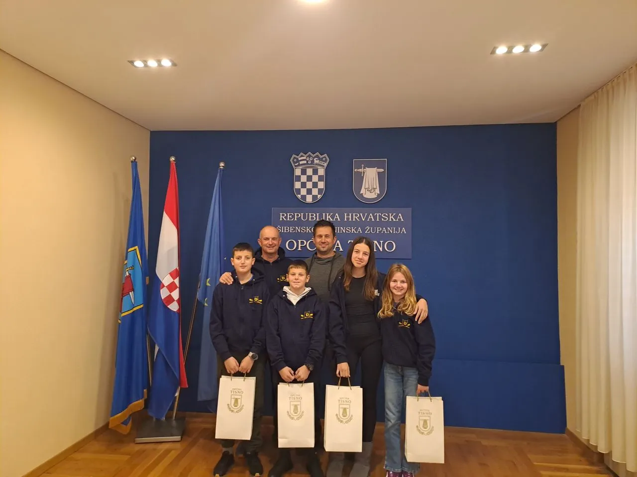 Općinski načelnik Kristijan Jareb primio članove Veslačkog kluba Dupin iz Tisnog – osvajače Hrvatskog veslačkog prvenstva 