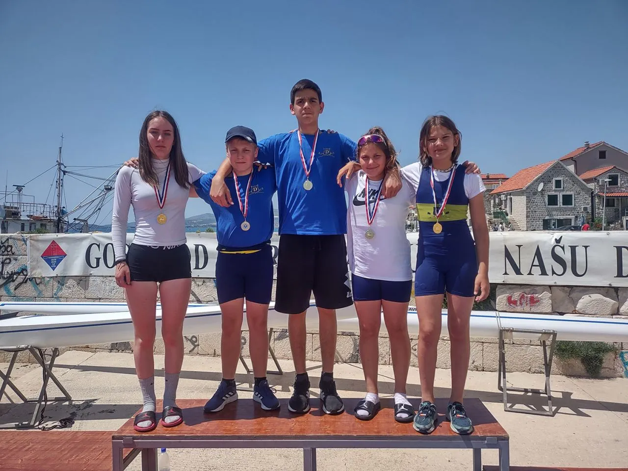 Š est zlatnih Dupina 